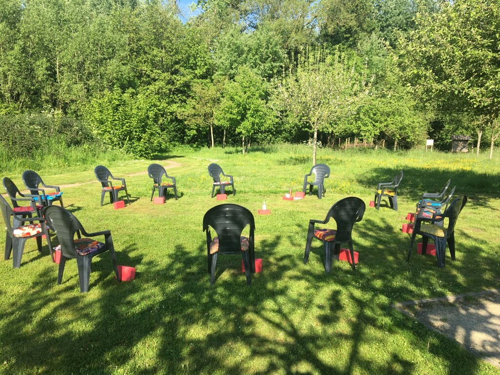 stoelyoga buiten in het park